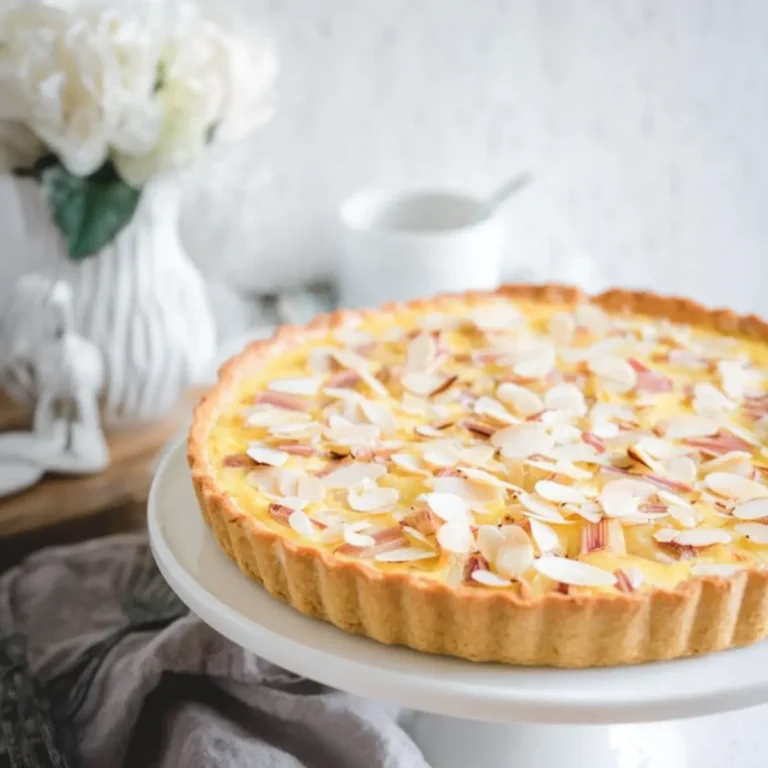 Rhabarber Tarte mit Vanille Schmand und Mandeln