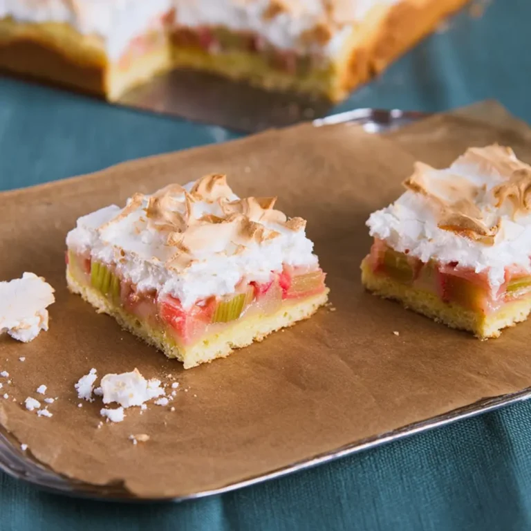 Rhabarber Blechkuchen mit Baiser